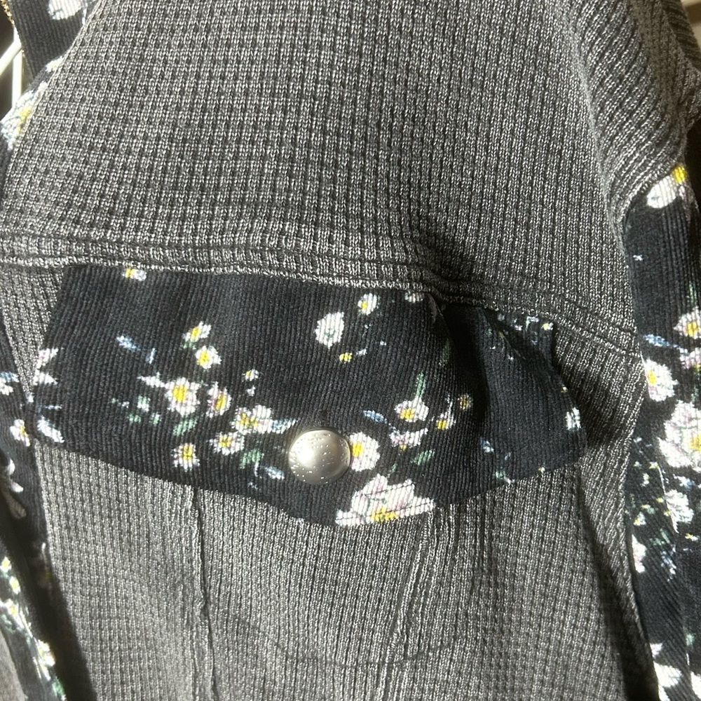 POL Gray with Black Floral Trim Cropped Jacket - Picture 5 of 7
